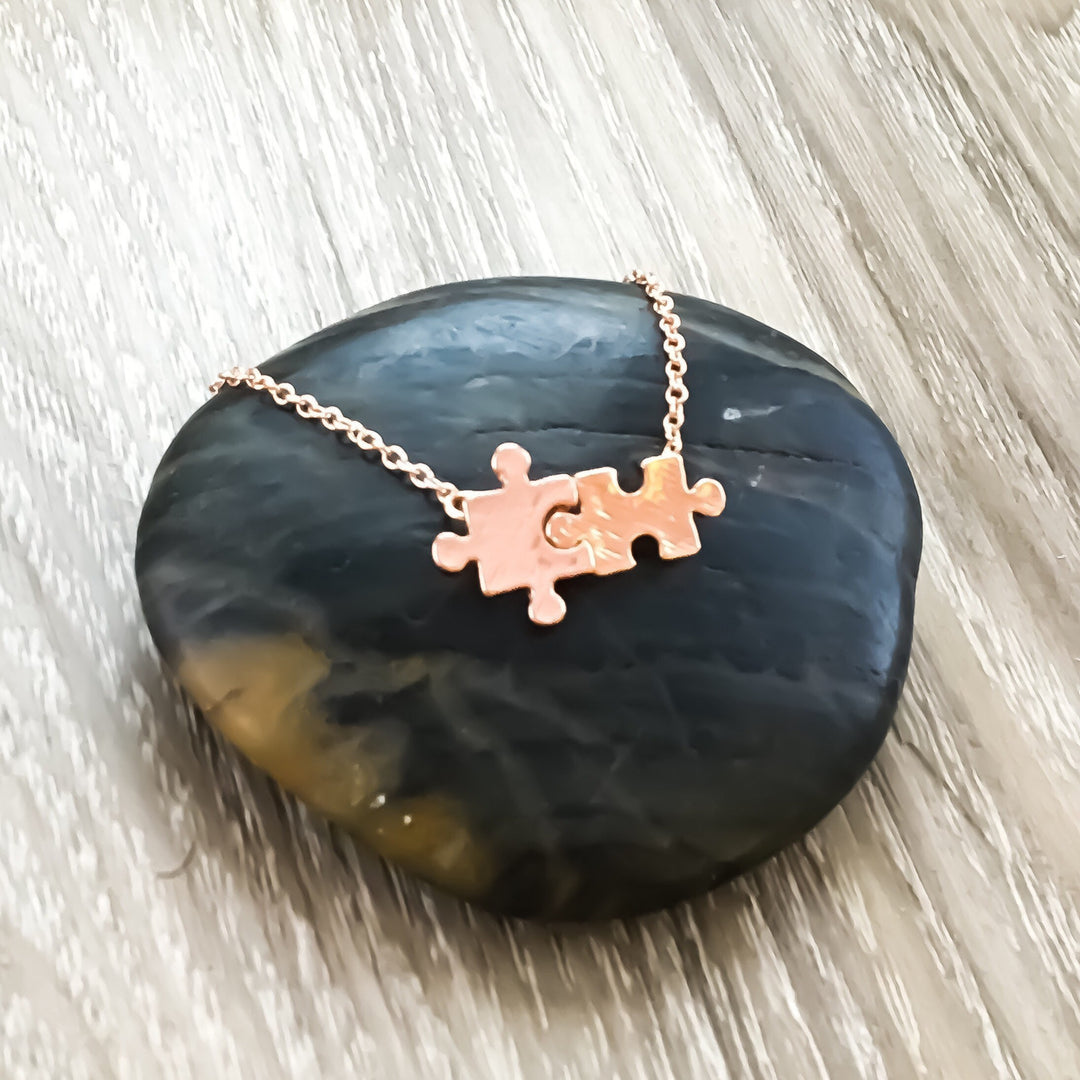 Cadeau de sensibilisation à l'autisme, Collier double puzzle miniature, Bijou minimaliste, Pendentif puzzle délicat, Cadeau pour maman, Cadeau de Noël pour maman