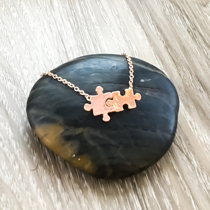 Cadeau de sensibilisation à l'autisme, Collier double puzzle miniature, Bijou minimaliste, Pendentif puzzle délicat, Cadeau pour maman, Cadeau de Noël pour maman