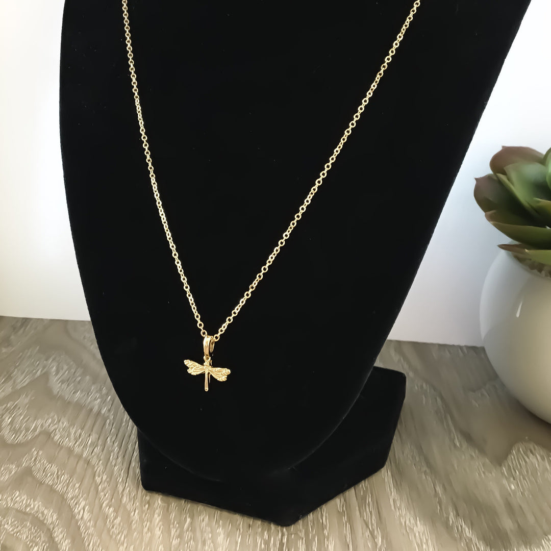Collier Libellule, Citation Inspirante « Des ailes plus fortes », Cadeau Réconfortant, Bijou Libellule Minimaliste, Cadeau Force, Bijou Inspirant, Cadeau pour Fille