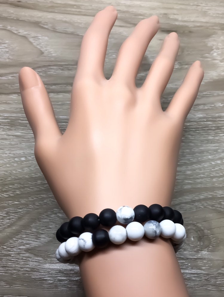 Ensemble de 2 bracelets à perles noires et blanches, cadeau pour couples, ensemble de bracelets assortis, bijoux Yin et Yang, bracelets assortis pour meilleures amies, BFF
