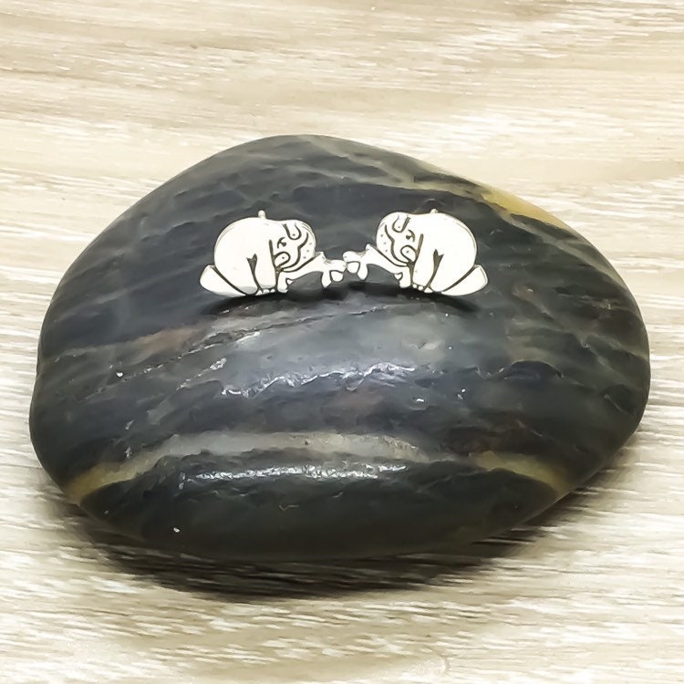 Boucles d'oreilles paresseux, petites puces d'oreilles en argent sterling, bijoux pour amoureux des animaux, boucles d'oreilles mignonnes, bijoux uniques, cadeau pour fille, cadeau pour sœur