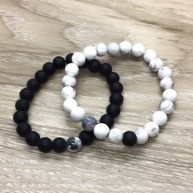 Ensemble de 2 bracelets à perles noires et blanches, cadeau pour couples, ensemble de bracelets assortis, bijoux Yin et Yang, bracelets assortis pour meilleures amies, BFF