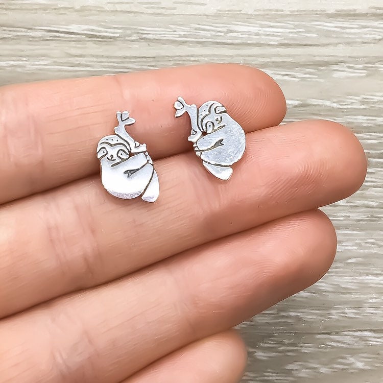 Boucles d'oreilles paresseux, petites puces d'oreilles en argent sterling, bijoux pour amoureux des animaux, boucles d'oreilles mignonnes, bijoux uniques, cadeau pour fille, cadeau pour sœur