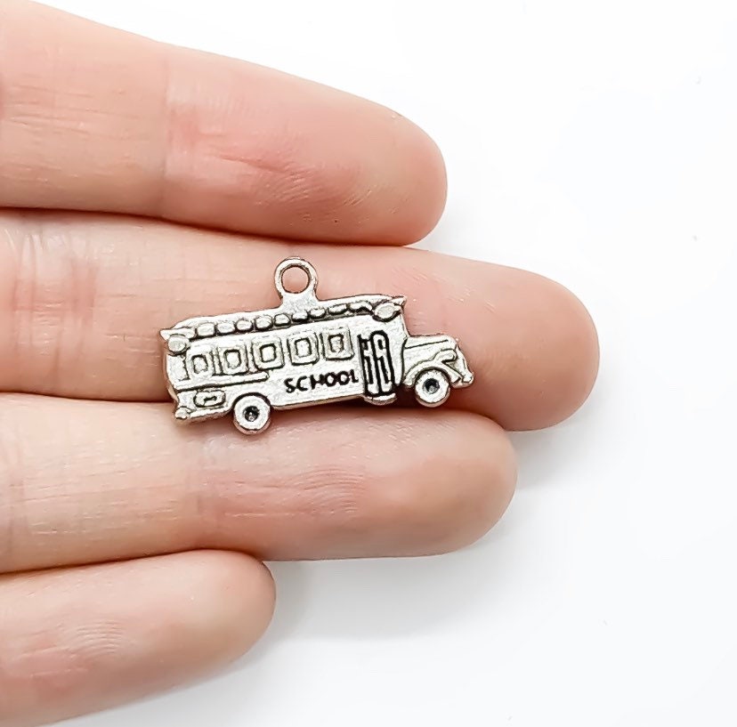 Breloque bus scolaire, Breloques individuelles, Petites breloques bus, Breloques scolaires, Breloques chauffeur de bus, Cadeau pour chauffeur de bus, Bijou bus, Breloques éducation