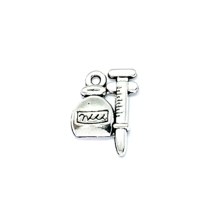 Breloque seringue, Breloques individuelles, Breloques médicales, Breloque infirmière, Breloque médecin, Breloque injection, Aiguille, Breloque piqûre, Apprêts de bijouterie
