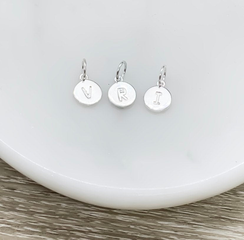 Initiale à ajouter, Initiale en argent sterling, Breloque disque initiale, Petites breloques disque initiales, Cadeau de Noël, Bijou personnalisé délicat