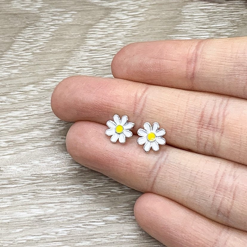 Boucles d'oreilles puces marguerite, boucles d'oreilles fleur blanche, bijoux délicats en forme de fleur, boucles d'oreilles puces minimalistes, cadeau pour fille, cadeau pour petite fille