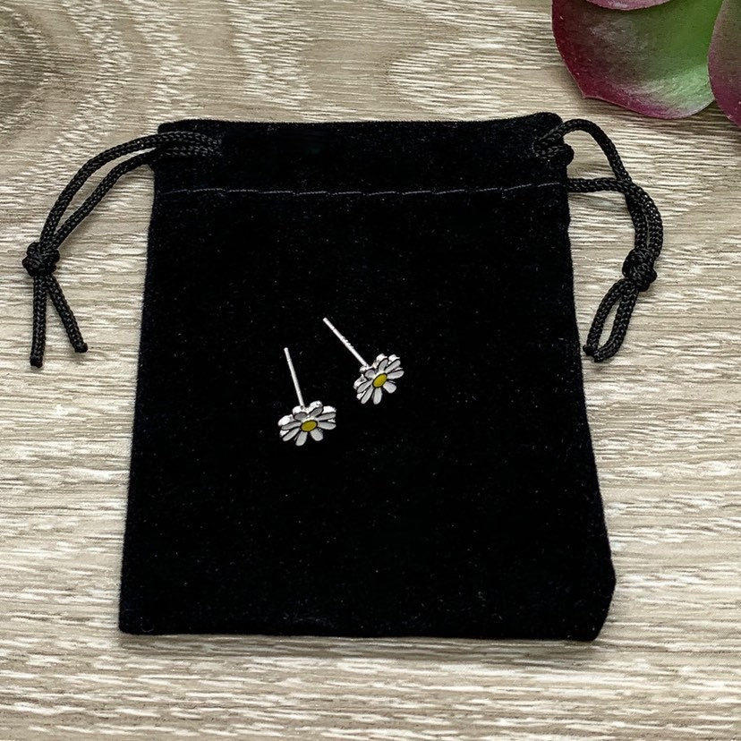 Boucles d'oreilles puces marguerite, boucles d'oreilles fleur blanche, bijoux délicats en forme de fleur, boucles d'oreilles puces minimalistes, cadeau pour fille, cadeau pour petite fille