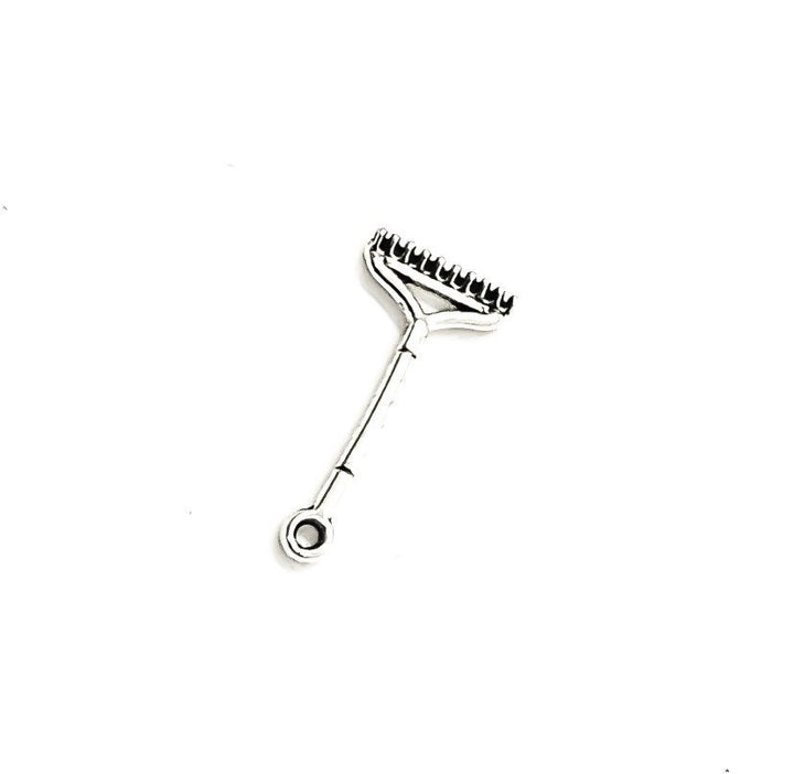 1 breloque râteau miniature, breloques de jardinage, cadeau pour jardinier, breloques de jardin, breloque outils, breloque paysage, breloques d'arrière-cour, breloques d'automne
