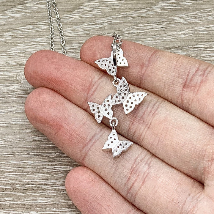 Collier Papillons Multiples, Citation « Elle vole avec les papillons », Collier Souvenir, Collier Petit Papillon, Cadeau Souvenir, Cadeau de Fêtes