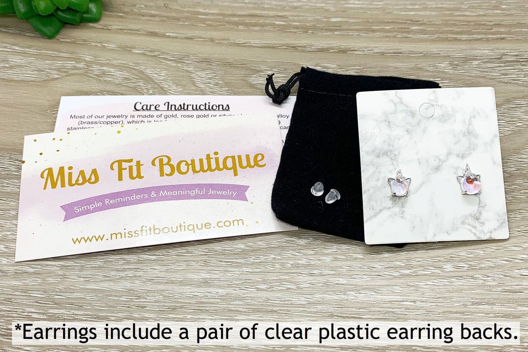 Boucles d'oreilles licorne miniatures, boucles d'oreilles fantaisie, bijoux en argent sterling, bijoux magiques, boucles d'oreilles mignonnes, cadeau pour petite fille, cadeau féérique