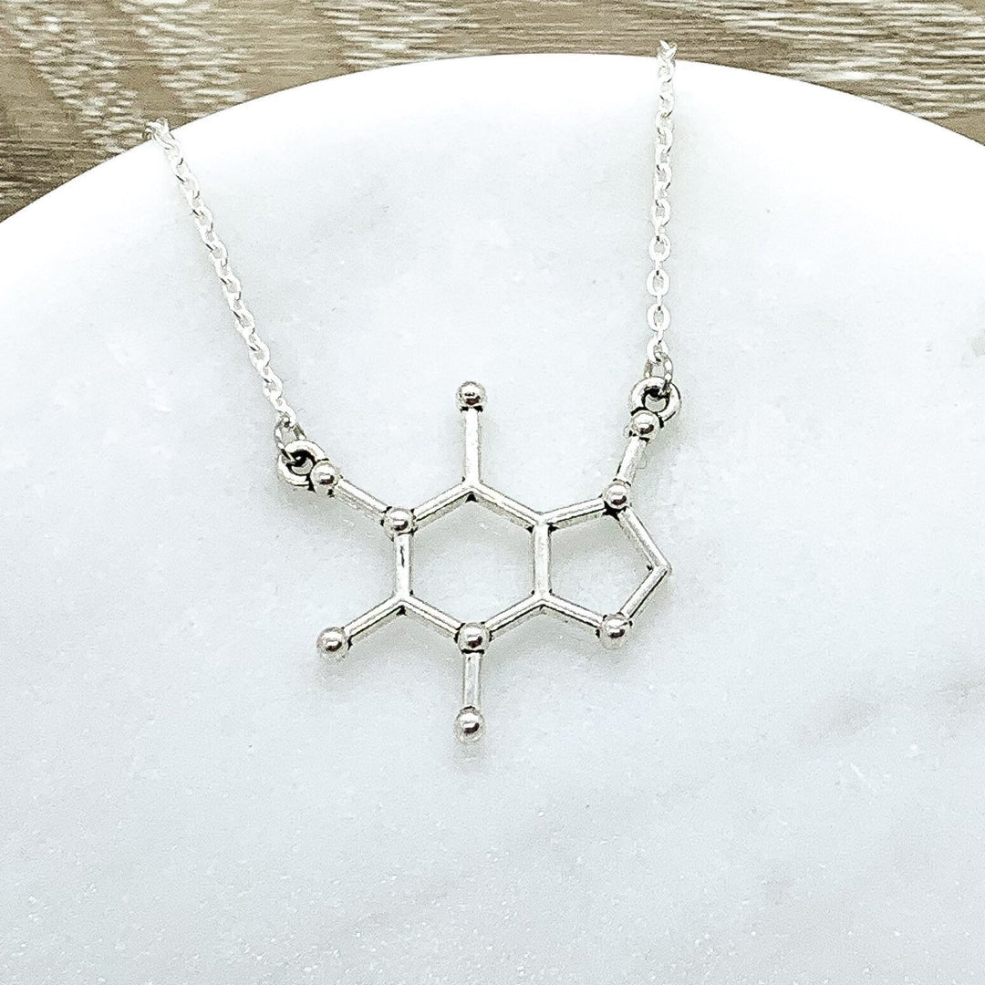 Collier Molécule de Caféine, Alimenté par la Caféine, Cadeau Accro à la Caféine, Bijou Moléculaire, Cadeau Café, Bijou Café, Cadeau de Maman