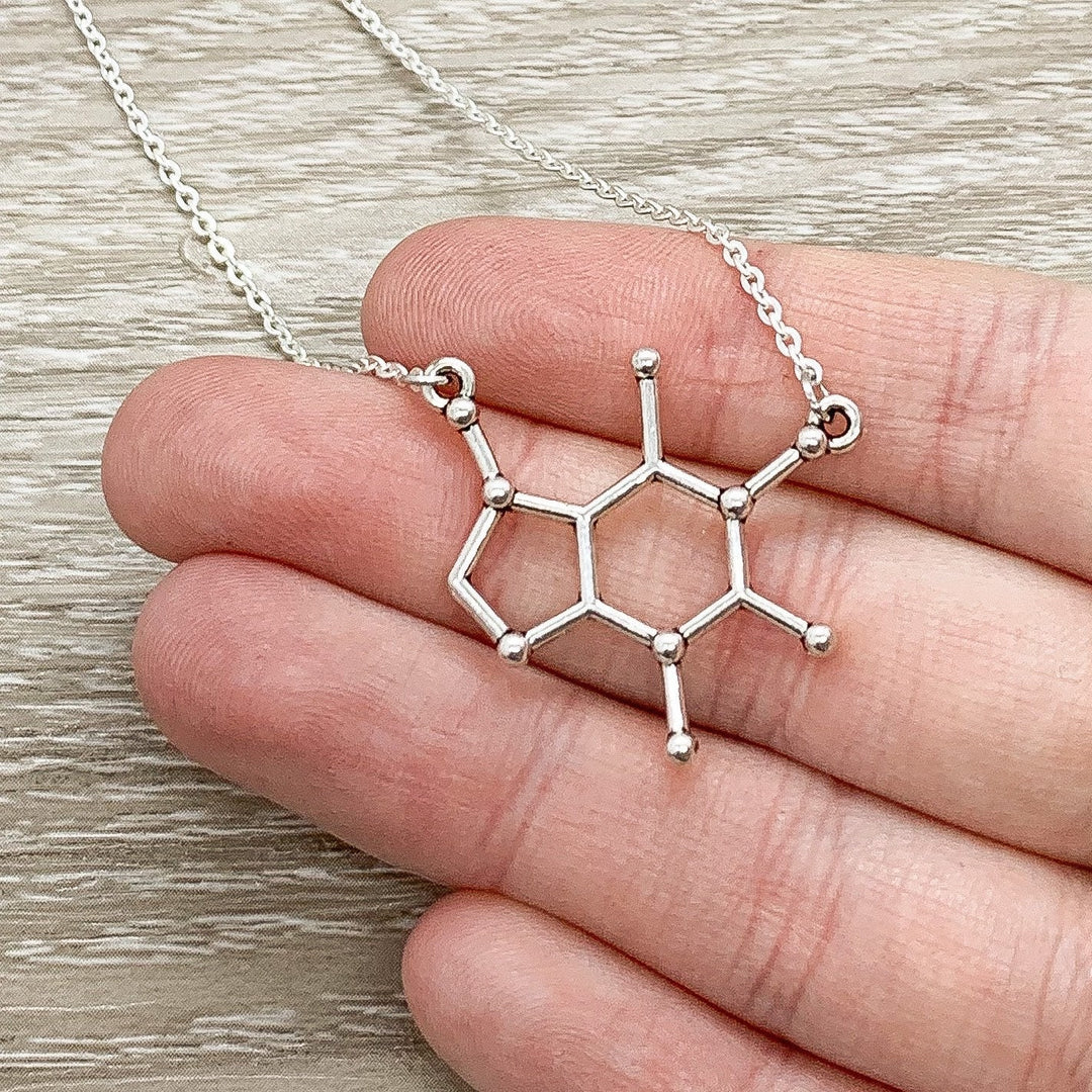 Collier Molécule de Caféine, Alimenté par la Caféine, Cadeau Accro à la Caféine, Bijou Moléculaire, Cadeau Café, Bijou Café, Cadeau de Maman