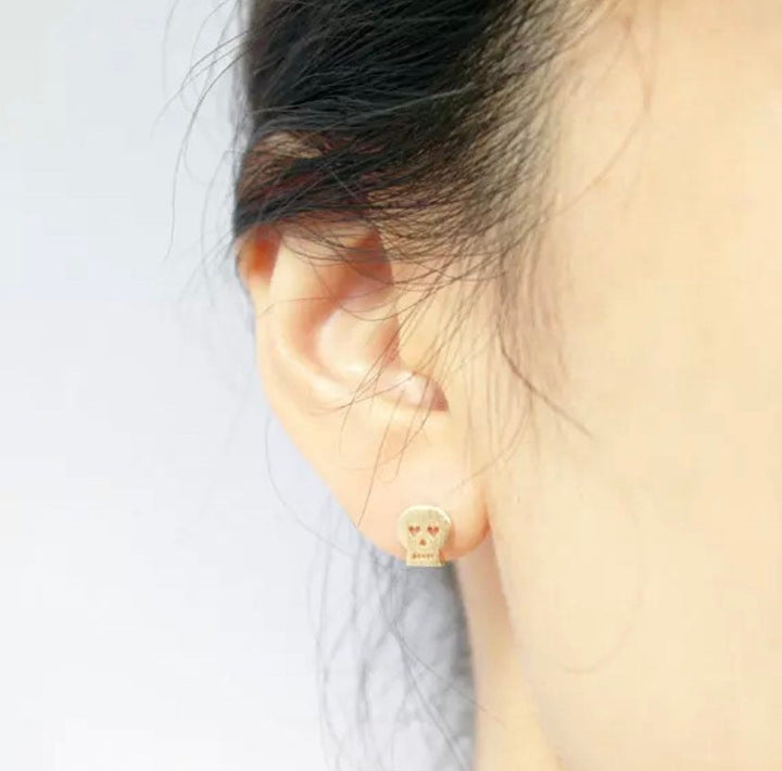 Boucles d'oreilles puces tête de mort, bijoux rebelles, mini boucles d'oreilles tête de mort, bijoux scientifiques, boucles d'oreilles anatomie, puces squelette, bijoux d'Halloween