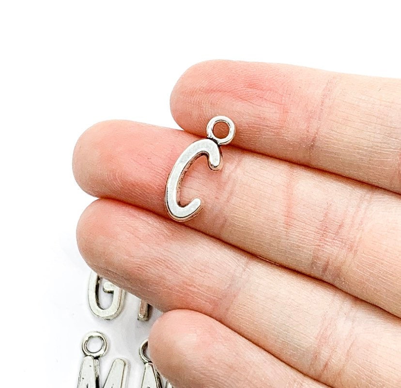 Breloque initiale, Lettres, Alphabet, Bijoux personnalisés, Cadeaux sur mesure, Idées cadeaux, Bijoux avec initiale, Anniversaire, Meilleures amies