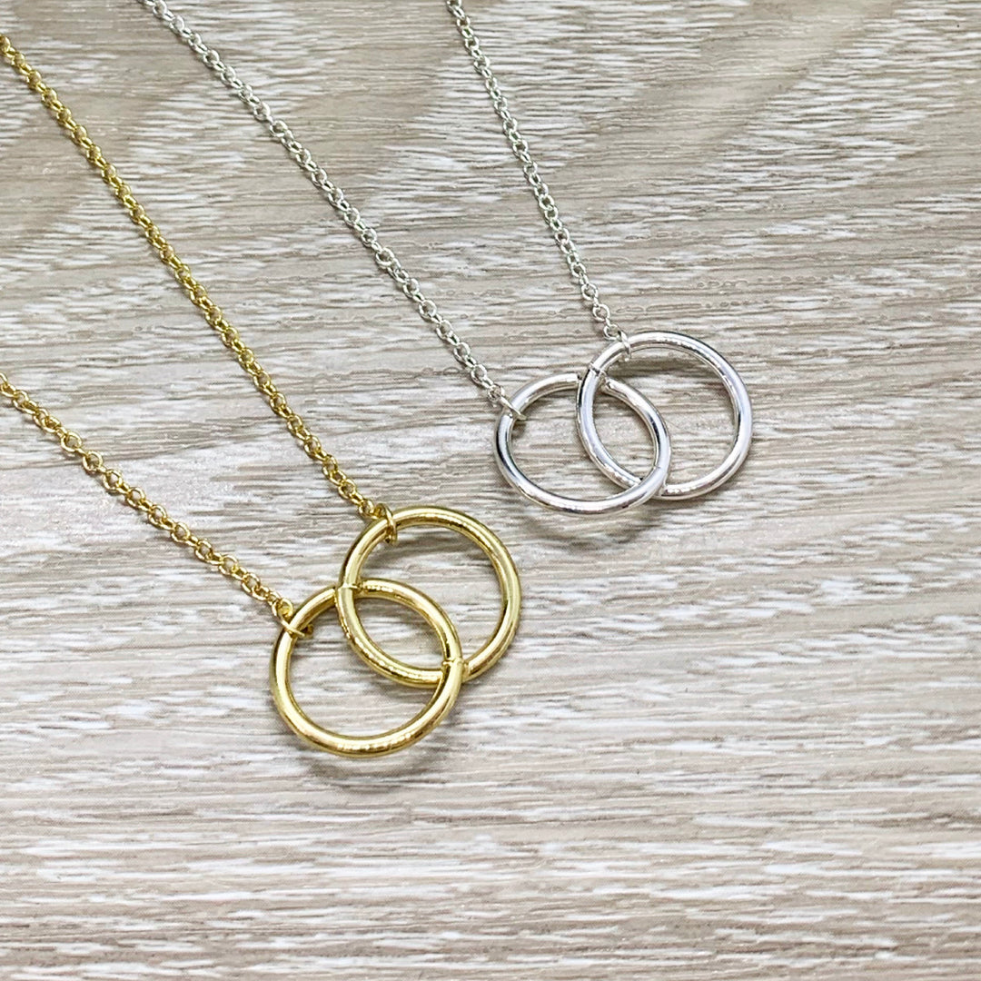 Collier pour maman offert par ses enfants, pendentif à deux cercles entrelacés, cadeau de ses fils, cadeau pour maman.