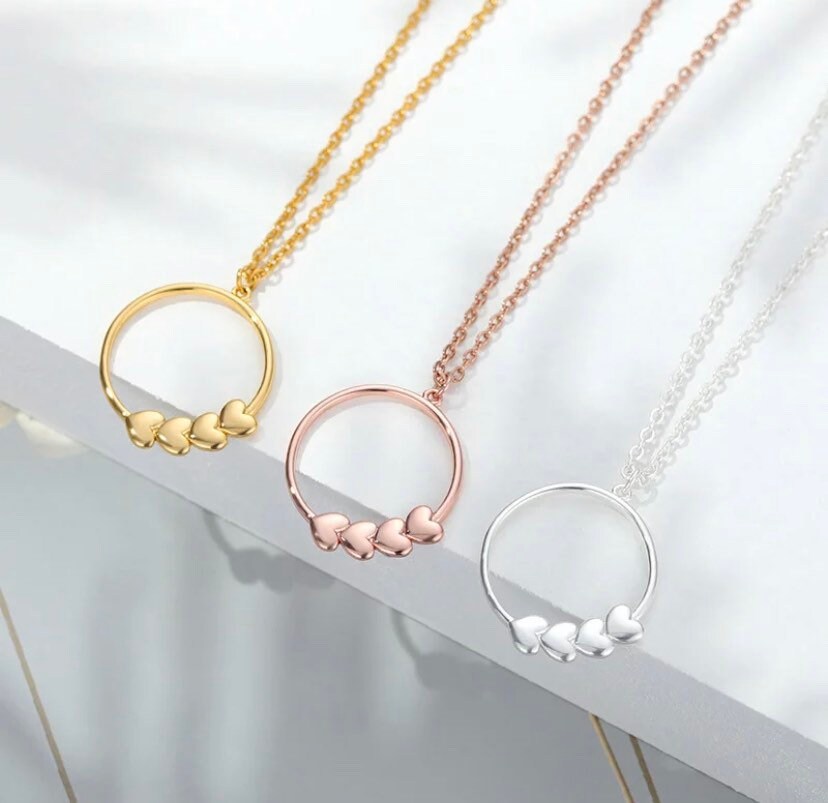 Collier 3 Cœurs, Pendentif Cercle avec Cœurs, Bijou Grand-mère, Collier Maman de Garçons, Collier Maman, Bijou de Maternité, Cadeau d'Anniversaire Maman