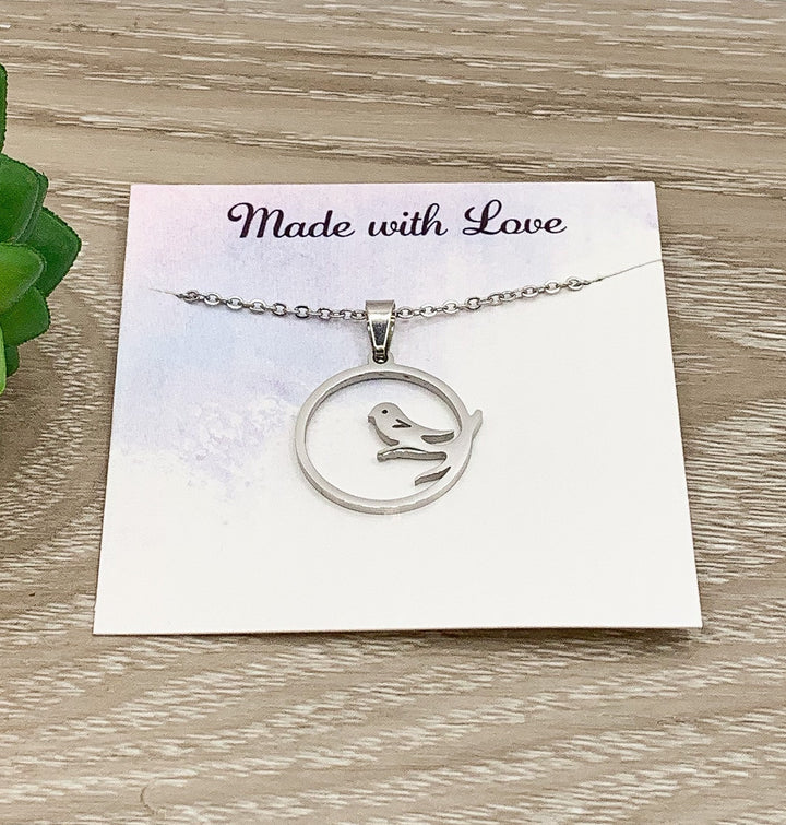 Collier oiseau, pendentif rond, cadeau pour les amoureux des oiseaux, pendentif oiseau sur une branche, collier mésange, collier pour grand-mère, cadeau de Noël