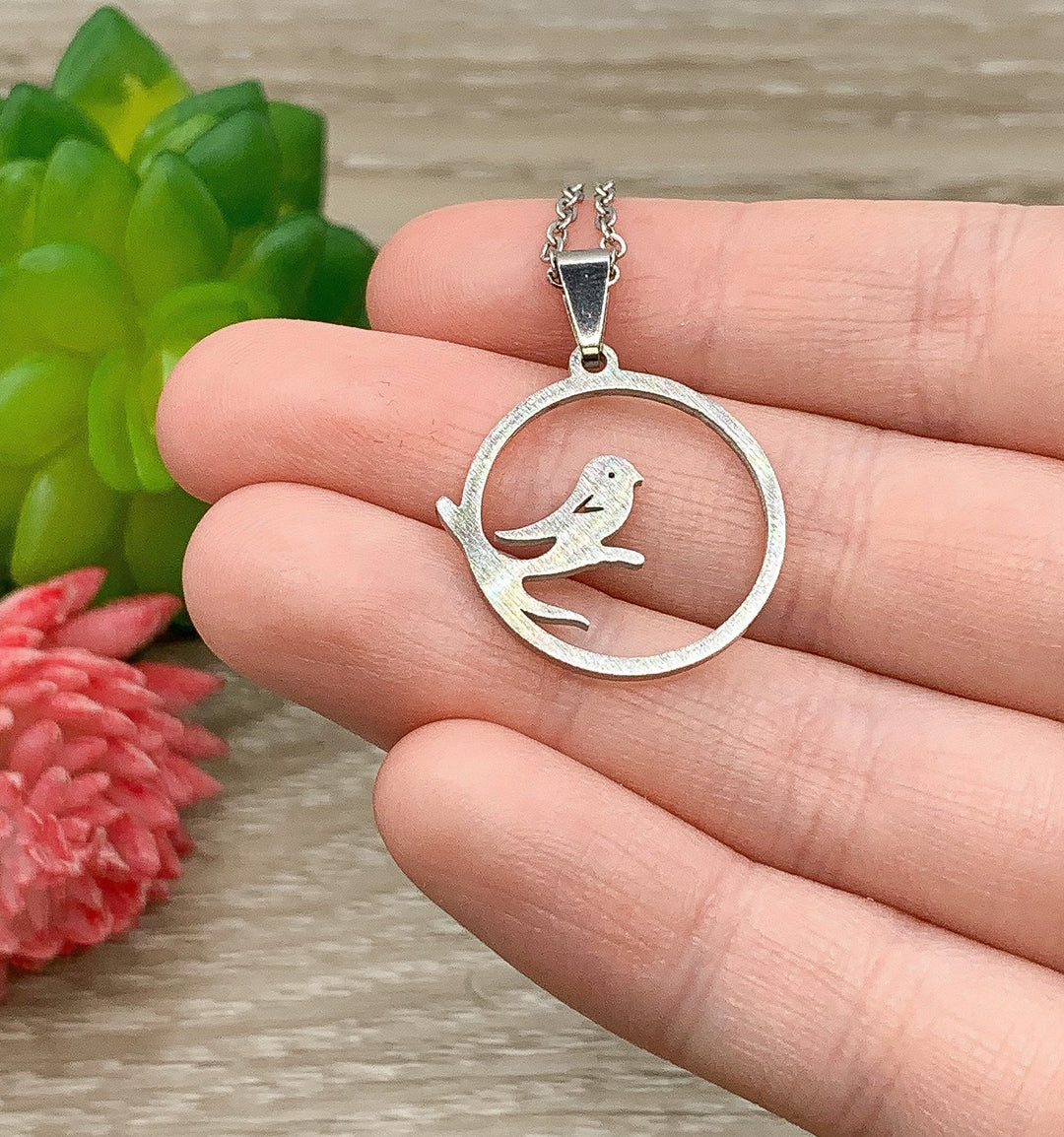 Collier oiseau, pendentif rond, cadeau pour les amoureux des oiseaux, pendentif oiseau sur une branche, collier mésange, collier pour grand-mère, cadeau de Noël