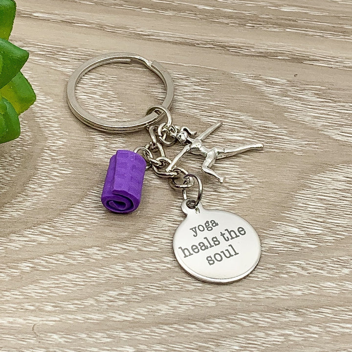 Porte-clés Yoga, Porte-clés Mini Tapis de Yoga, Breloque « Le Yoga Guérit l'Âme », Cadeau pour Professeur de Yoga, Cadeau pour les Passionnées de Yoga, Cadeau de Noël pour les Yogis