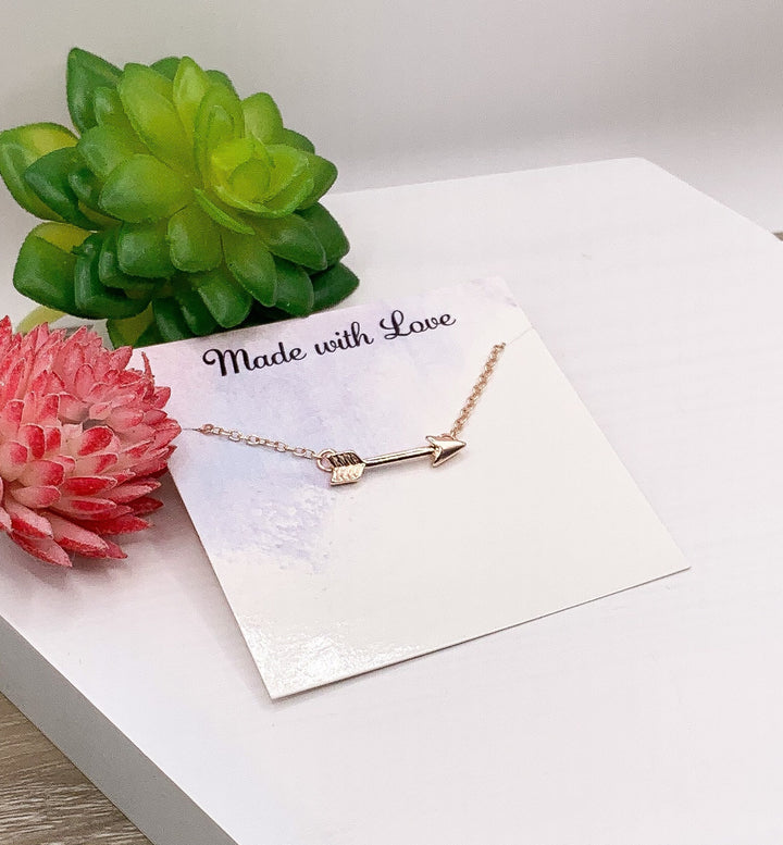 Collier Flèche Fine, Bijou de Force, Pendentif Flèche Horizontale, Collier Guerrier, Bijou Flèche, Cadeau pour Survivant du Cancer, Soutien