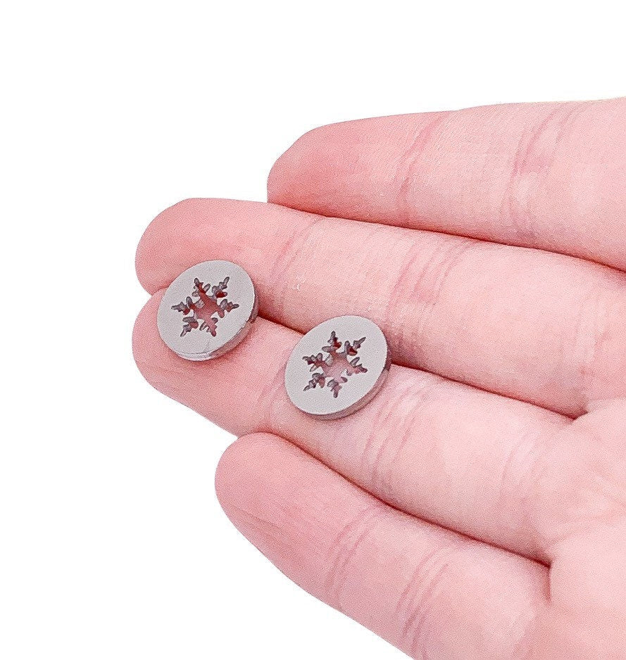 Boucles d'oreilles flocons de neige, Boucles d'oreilles puces neige, Bijoux d'hiver, Cadeau de Noël pour elle, Paysage d'hiver féérique, Petit cadeau mignon, Cadeau Père Noël secret