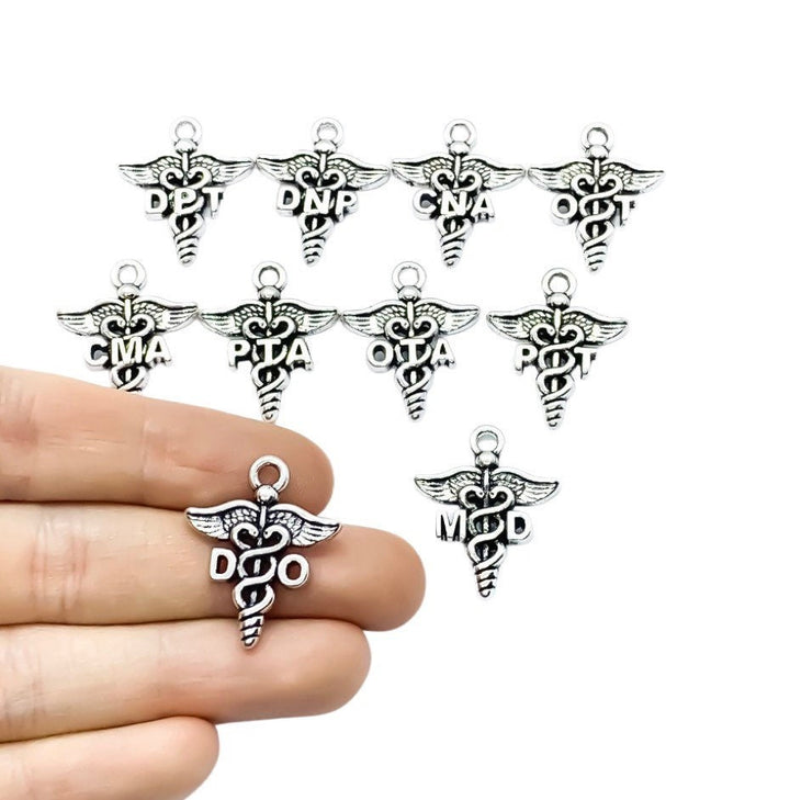 1 Breloque Caducée Argent, Breloques individuelles, Breloque MD, Breloque Symbole Médical, Breloques Soins Infirmiers, Kinésithérapeute, Breloques Médicales, Médecin