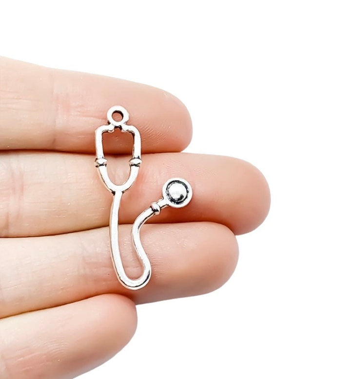 Breloque stéthoscope argentée (1 pièce), breloque individuelle, breloque médicale, breloque infirmière, breloque médecin, breloque étudiante infirmière, cadeau infirmière, création DIY