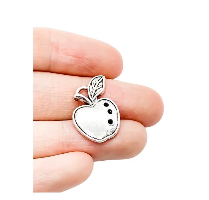 Breloque Pomme, Breloques individuelles, Breloques Fruits, Breloque Gourmand, Breloque Enseignant, Petite Breloque Pomme Argentée, Breloques Scolaires, Breloque Blanche-Neige