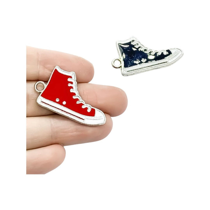 Breloque chaussure de basket argentée, breloque sportive, breloque basket rouge, breloque joueur de basket, breloque personnalisée, breloque sport, cadeau pour entraîneur d'équipe