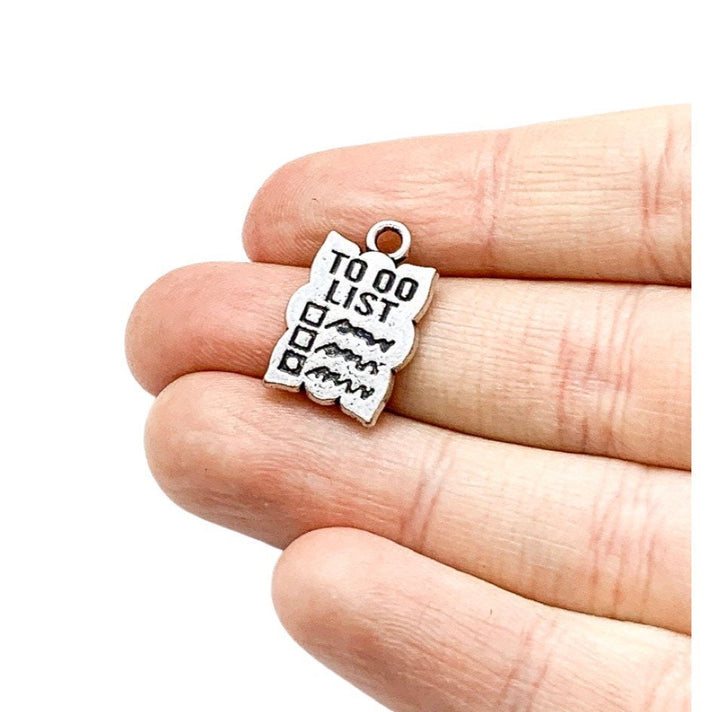 1 petit pendentif liste de choses à faire, pendentifs individuels, pendentifs de bureau, cadeau pour agenda, cadeau pour organisateur, cadeau pour travailleur indépendant, bijou à faire soi-même