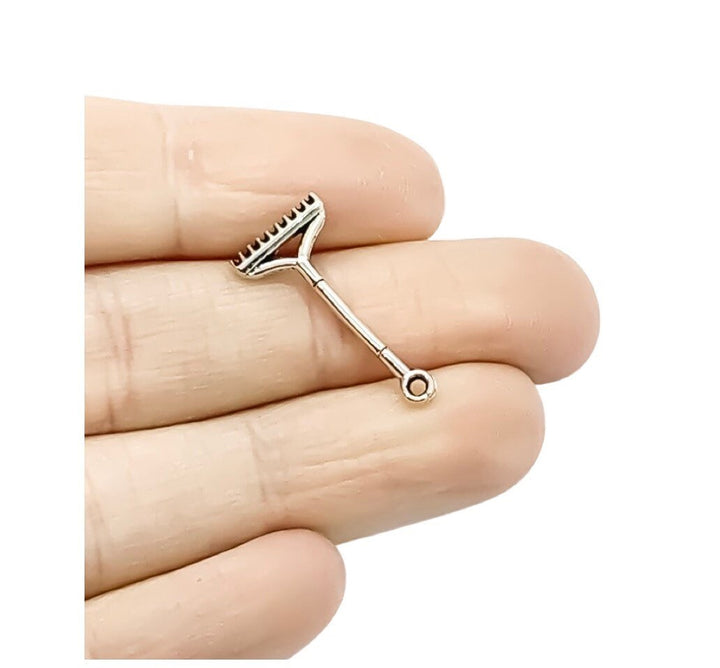 1 breloque râteau miniature, breloques de jardinage, cadeau pour jardinier, breloques de jardin, breloque outils, breloque paysage, breloques d'arrière-cour, breloques d'automne