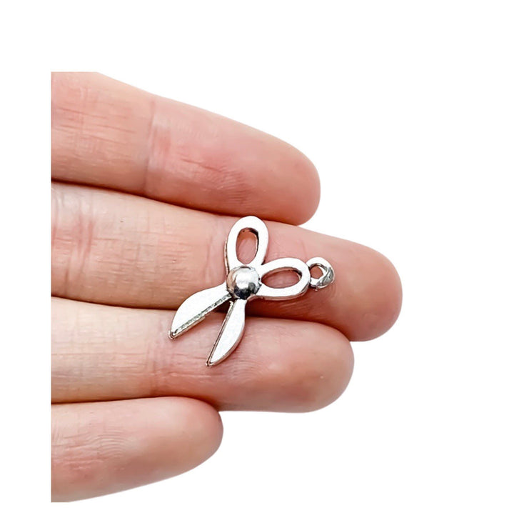 Breloque Ciseaux, Breloques individuelles, Breloques scolaires, Breloque enseignant(e), Breloque éducation, Breloque loisirs créatifs, Cadeau pour créatifs, Breloque maternelle, Créatif