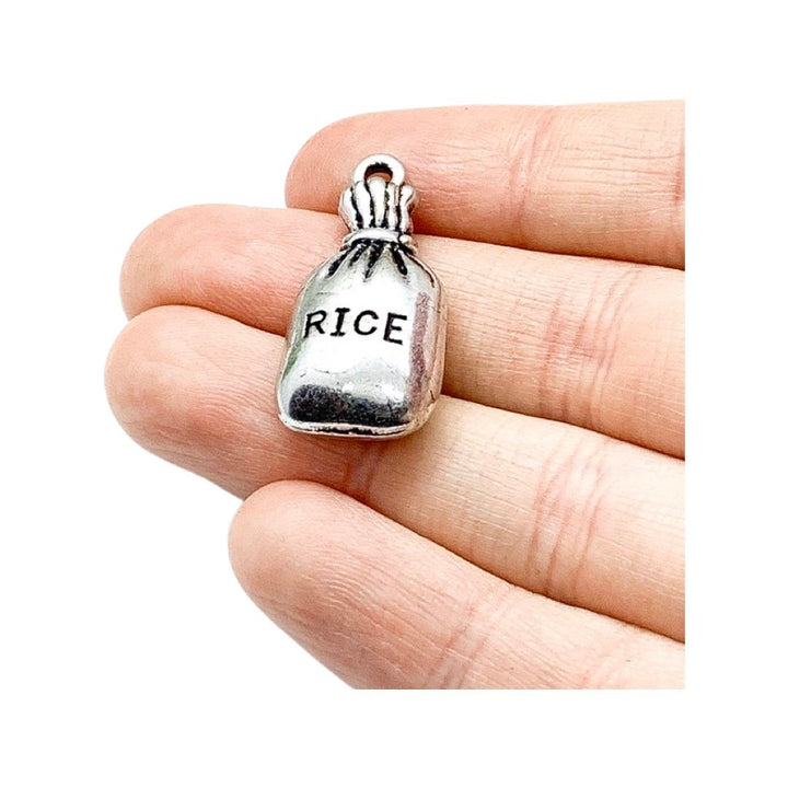 Breloque « Petit sachet de riz », breloques individuelles, breloques sur le thème de la nourriture, breloques sur le thème des ingrédients, breloques sur le thème de la cuisine, breloque « accompagnement », bijoux à faire soi-même