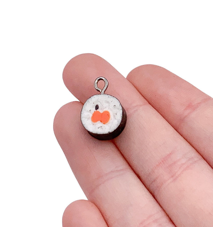 1 mini breloque sushi, pendentif sushi, breloques individuelles, breloque rouleau de sushi, breloques cuisine asiatique, breloques gourmandes, breloques cuisine orientale, bijoux à faire soi-même