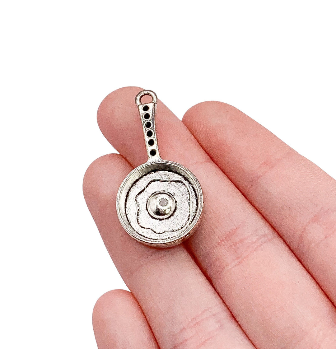 Breloque œuf au plat, Breloques œufs, Cadeau pour les amateurs d'œufs, Breloques petit-déjeuner, Breloque cuisine, Breloque poêle à frire, Accessoires pour bijoux à faire soi-même