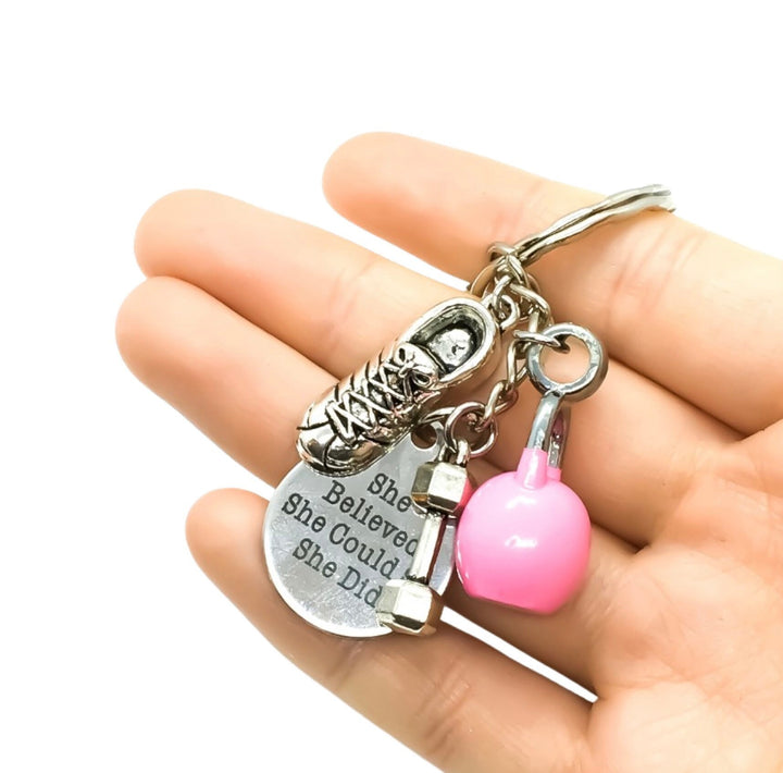 Porte-clés fitness, « Elle croyait en elle », breloque kettlebell, cadeau motivation sport, breloque chaussure de running, cadeau coach, cadeau entraîneur personnel