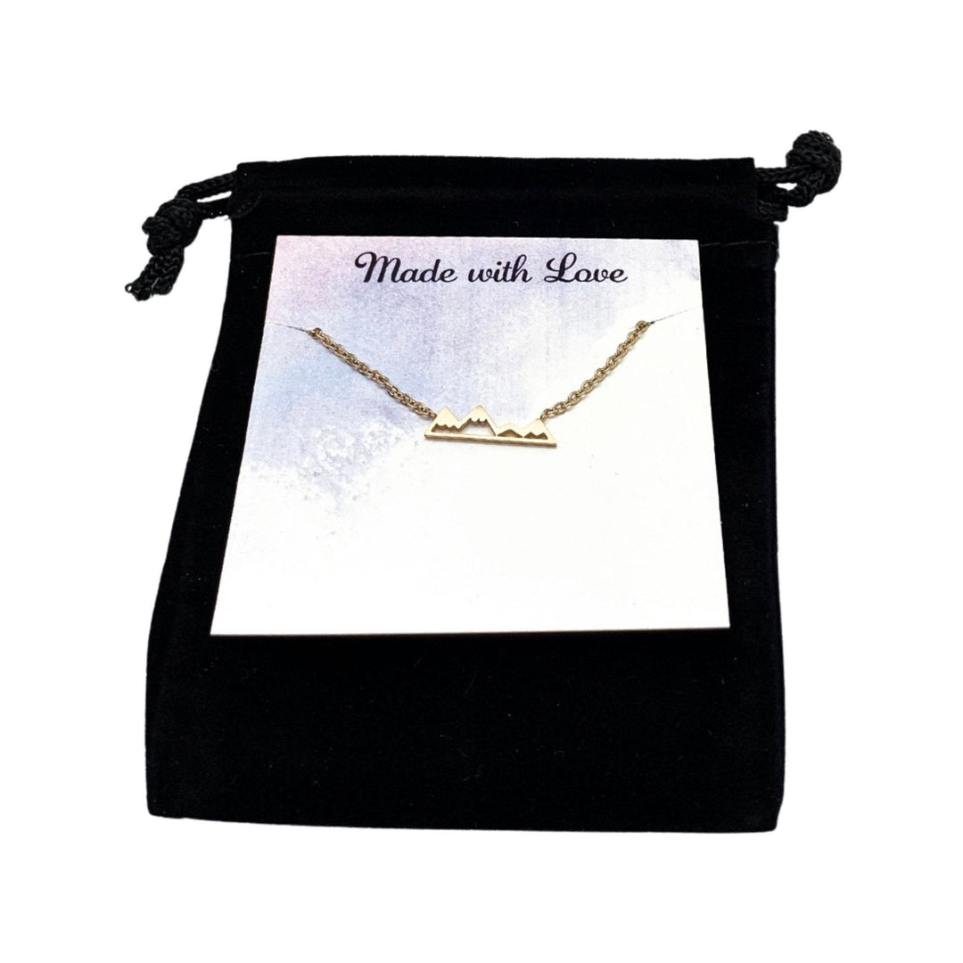 Collier Montagne enneigée miniature, Bijou montagne délicat, Collier de voyage, Cadeau de départ pour une amie, Collier minimaliste, Cadeau pour une nouvelle aventure