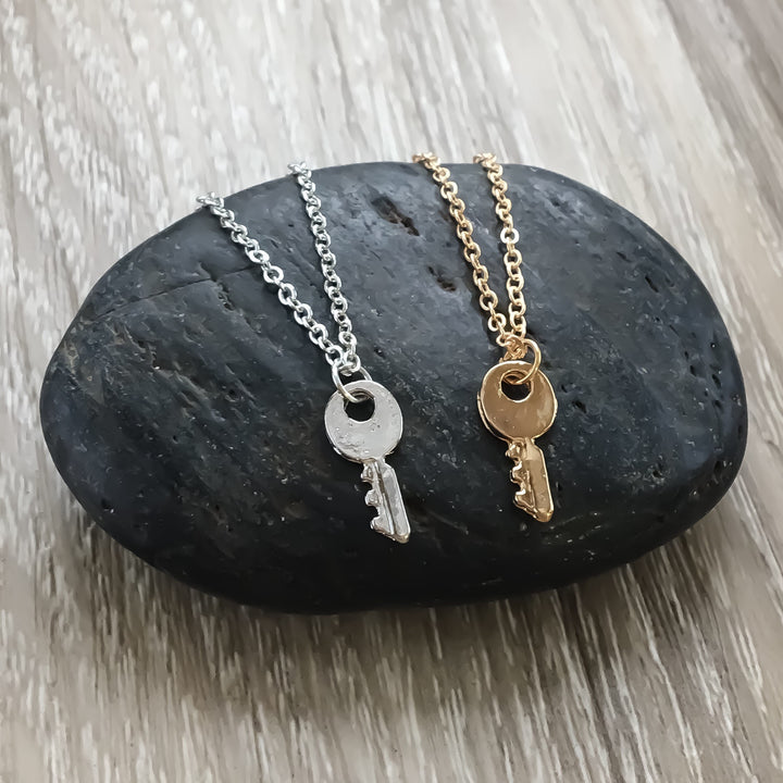 Collier Clé Mini Argent, Pendentif Clé Mini Or, Collier Superposable, La confiance est essentielle, Bijou Petit Rappel, Cadeau pour Elle