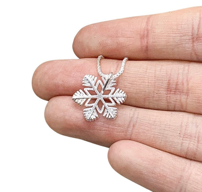 Collier Flocon de Neige, Pendentif Délicat en Argent Sterling, Bijou Flocon de Neige, Bijou de Mariage d'Hiver, Cadeau de Noël pour Elle, Cadeau des Fêtes