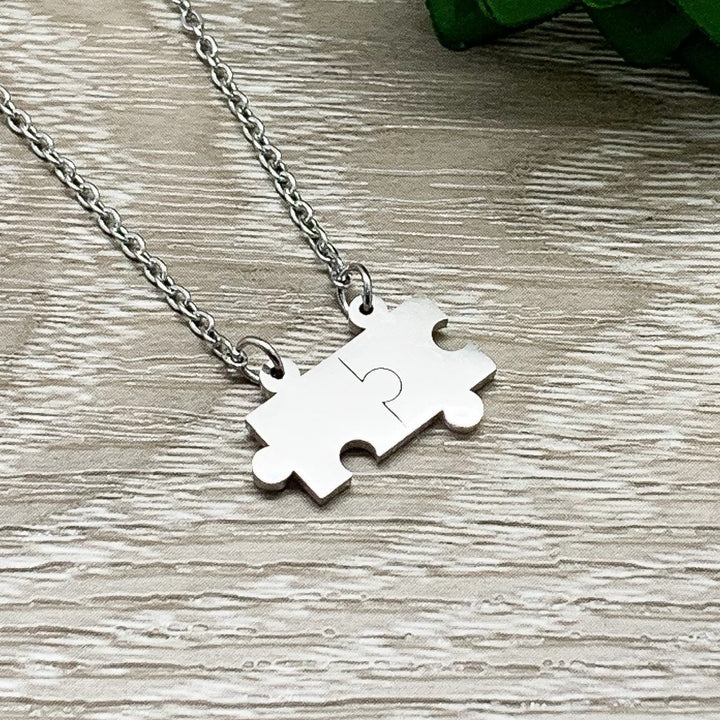 Collier double puzzle, pendentif pièce de puzzle, bijou autisme, maman d'enfant autiste, cadeau pour enseignant spécialisé, Divergent