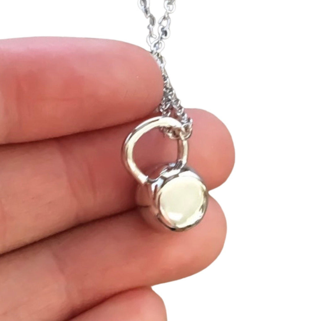 Collier mini kettlebell, cadeau fitness, collier de gym, bijou de force, collier d'entraînement, pendentif kettlebell, cadeau pour coach sportif