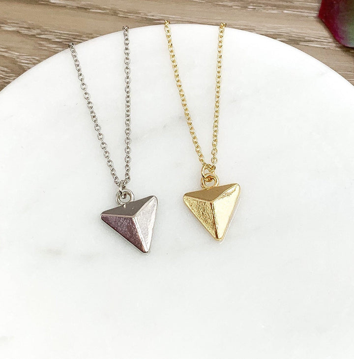 Collier triangle simple, collier armure, pendentif guerrier, collier intrépide, collier délicat, cadeau de soutien pour une amie, cadeau de Noël
