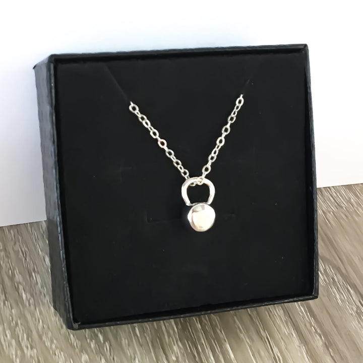 Collier mini kettlebell, cadeau fitness, collier de gym, bijou de force, collier d'entraînement, pendentif kettlebell, cadeau pour coach sportif