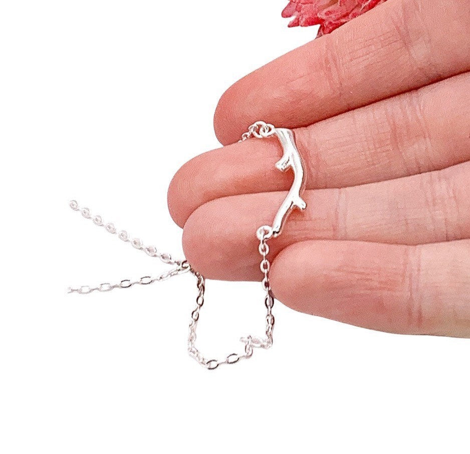Collier Branche Délicate, Bijou Sœurs, Citation « Branches du Même Arbre », Cadeau pour Sœur, Bijou Minimaliste, Collier Nature