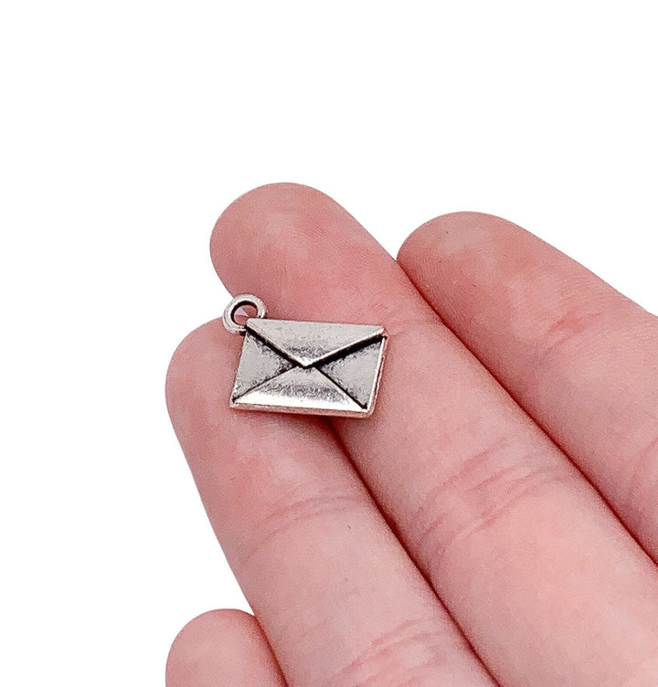 Breloque Petite Enveloppe, Breloques Postale, Breloques Individuelles, Breloques de Bureau, Breloque Lettre d'Amour, Cadeau pour Travailleur Indépendant, Bijoux à Faire Soi-même