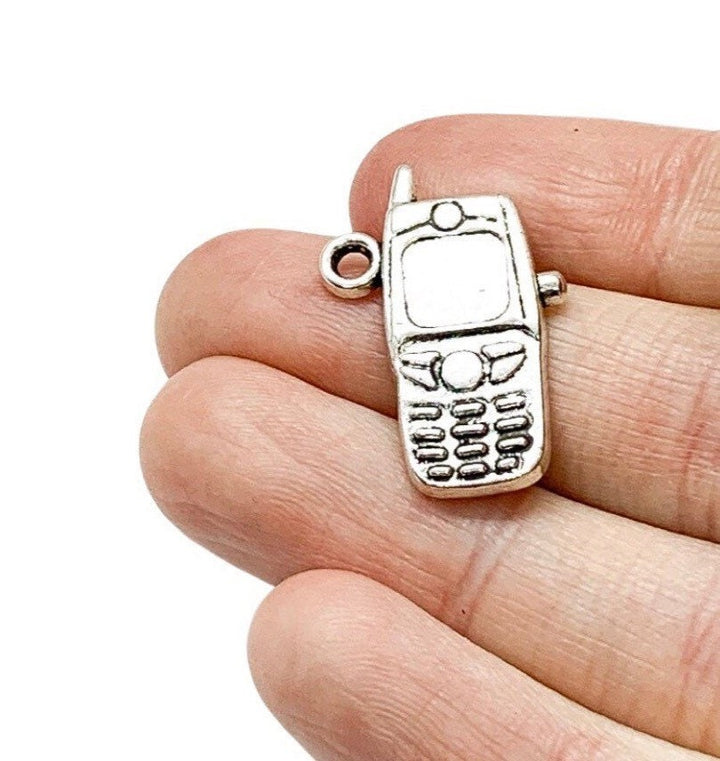 1 mini breloque téléphone portable, breloques geek, breloques technologie, breloques communication, breloque petit téléphone, apprêts pour bijoux, bijoux à faire soi-même
