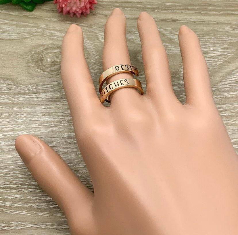 Bague « Meilleures Amies », Bague Tourbillon Ajustable, Cadeau Meilleure Amie, Bijou d'Amitié, Bijou pour Meilleure Copine, Bijou Gravé Drôle, Bague Remarquable