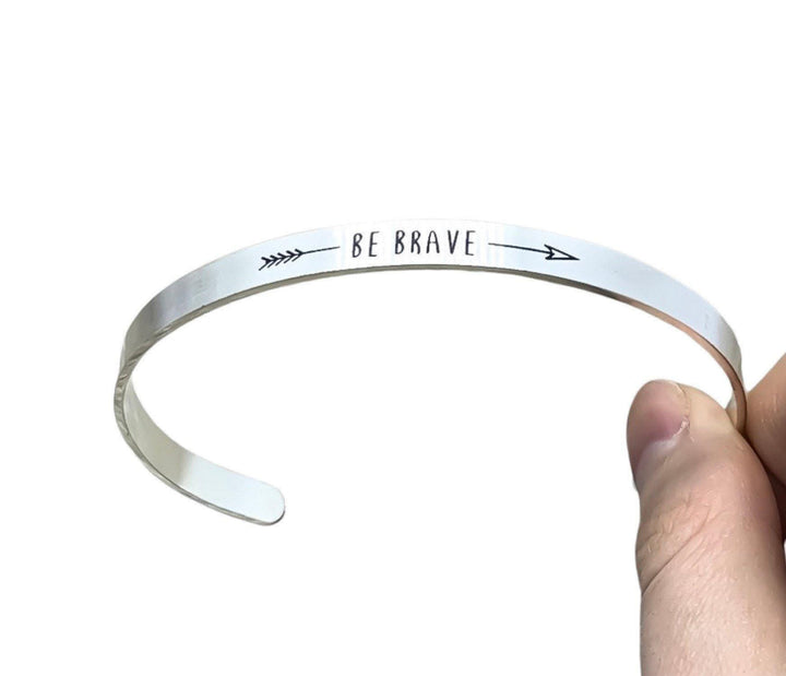 Bracelet jonc « Sois courageuse », bijou d'affirmation, cadeau pour le bien-être mental, cadeau de motivation, cadeau pour une amie, bracelet mantra, bracelet jonc minimaliste