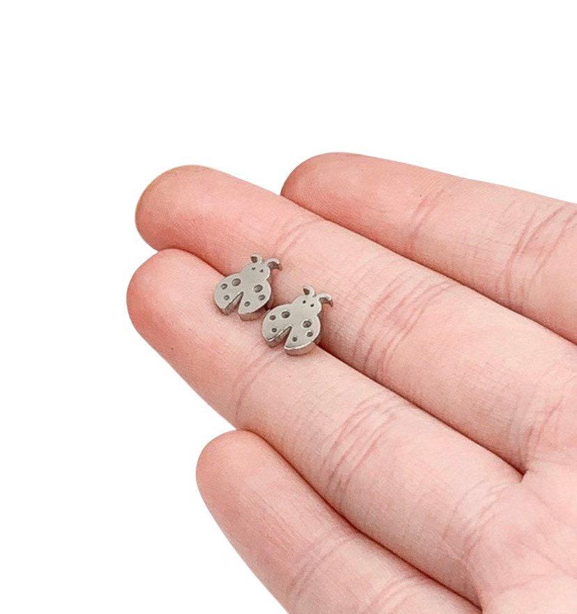 Boucles d'oreilles coccinelles, petites boucles d'oreilles puces coccinelles, bijoux coccinelle, boucles d'oreilles en acier inoxydable, boucles d'oreilles puces minimalistes, bijoux insectes, boucles d'oreilles bohèmes